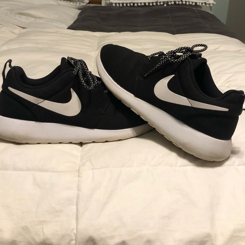 Athletic Nike Roshes/ US Women 9/ Color: Black